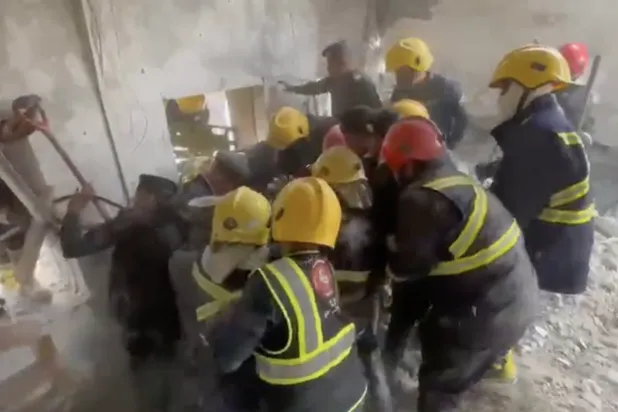 فرق الدفاع المدني تنتشل جثث جنود عراقيين داخل قاعدة الحبانية (إعلام أمني)