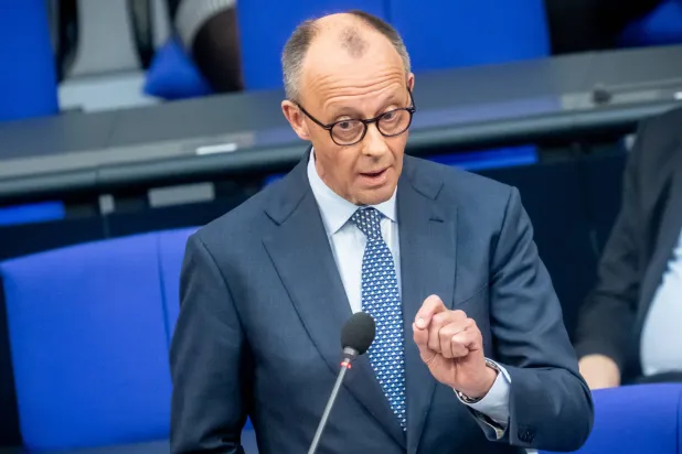 المستشار الألماني فريدريش ميرتس يتحدث خلال جلسة استجواب الحكومة خلال الجلسة العامة للبرلمان الألماني (بوندستاغ) في برلين الأربعاء (د.ب.أ)