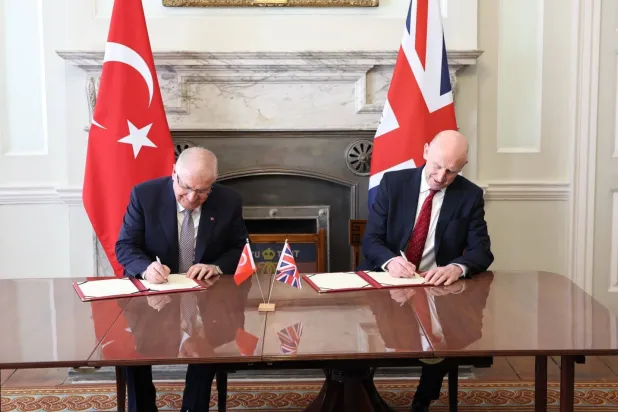 وزيرا الدفاع البريطاني والتركي خلال توقيع اتفاقية الدعم اللوجيستي وصيانة وتشغيل مقاتلات يوروفايتر تايفون في لندن الأربعاء (وزارة الدفاع التركية - إكس)