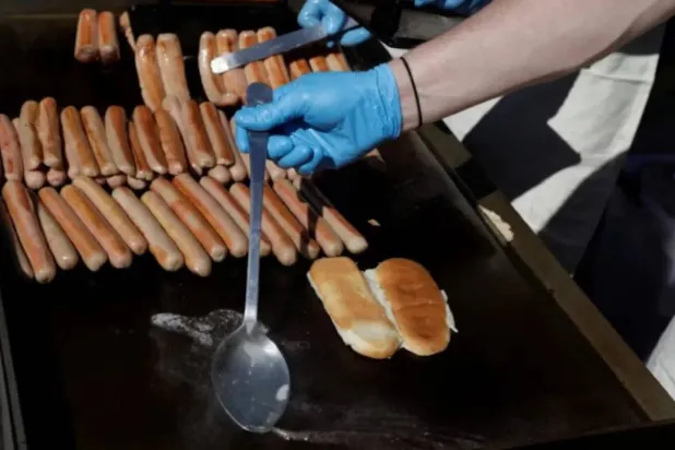 اللحوم المصنعة غالباً ما تكون غنية بالصوديوم والدهون المشبعة والسعرات الحرارية (رويترز)