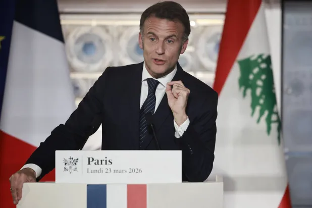 الرئيس الفرنسي إيمانويل ماكرون متحدثاً في معهد العالم العربي بمناسبة افتتاح معرض مخصص لتاريخ مدينة بيبلوس (جبيل) الأثري (أ.ف.ب)