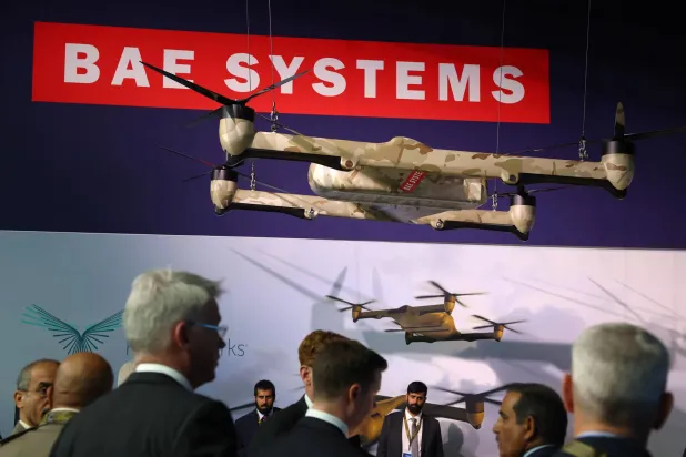 أشخاص يجتمعون خلال عرض لشركة «بي إيه إي سيستمز» البريطانية للصناعات العسكرية في هانتسفيل بولاية ألاباما الأميركية 28 مارس 2023 (رويترز)