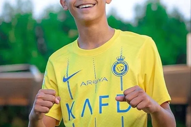 كريستيانو جونيور بشعار النصر (نادي النصر)