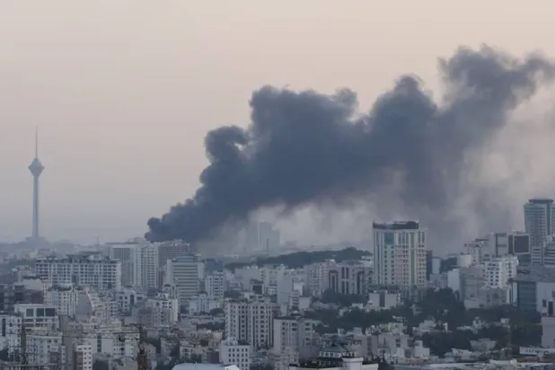 تصاعُد الدخان جراء غارات إسرائيلية على طهران (رويترز)