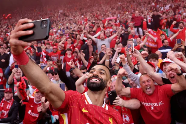 محمد صلاح وفرحة الفوز بلقب الدوري الإنجليزي (رويترز)