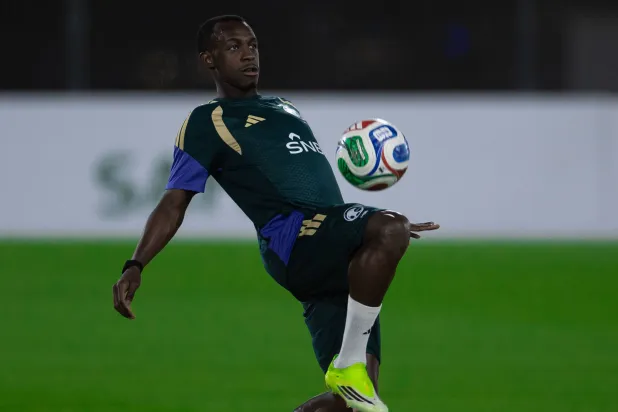 سعود عبد الحميد يستعرض مهاراته خلال الحصة التدريبية (موقع المنتخب السعودي)