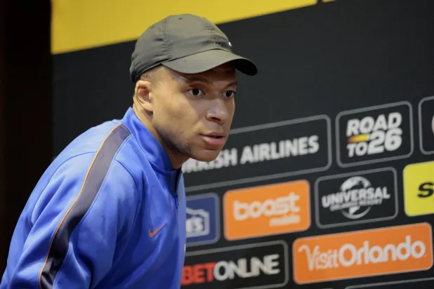 مبابي نجم المنتخب الفرنسي يغادر قاعة المؤتمر الصحافي لمباراة البرازيل الودية (رويترز)