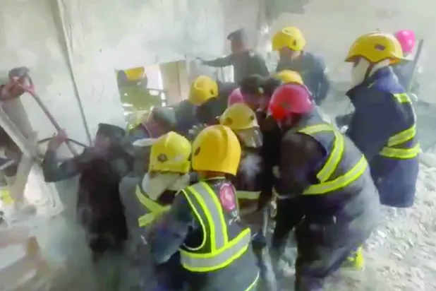 Sivil savunma ekipleri Habbaniye üssünde Irak askerlerinin cesetlerini çıkardı (Güvenlik Medyası)