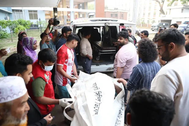 الحافلة كانت تقل نحو 40 راكباً قبل سقوطها في النهر في العاصمة دكا (إ.ب.أ)