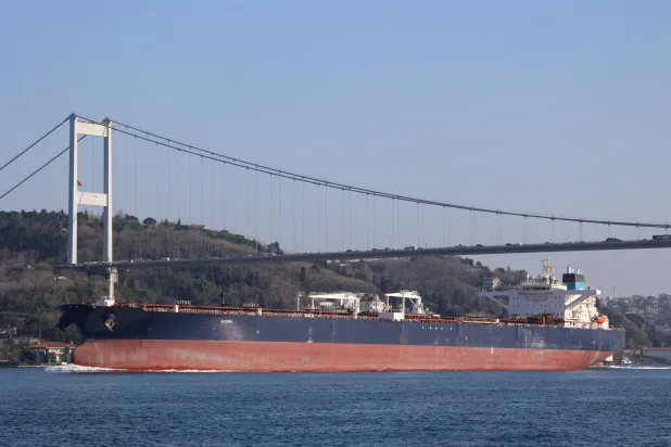 ناقلة النفط التركية «ألتورا» خلال مرورها في البوسفور 15 مارس 2026 (رويترز)