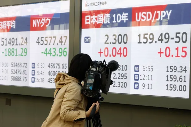 شاشة تعرض حركة الأسهم والسندات في وسط العاصمة اليابانية طوكيو (إ.ب.أ)
