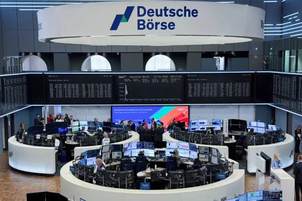 رسم بياني لمؤشر الأسهم الألماني «داكس» معروض في بورصة فرانكفورت (رويترز)