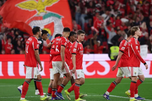 «يويفا» يعاقب بنفيكا بسبب «تجاوزات» جماهيره في مواجهة ريال مدريد (أ.ف.ب)