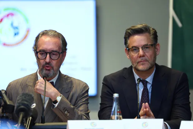 المحاميان الإسباني خوان دي ديوس كريسبو بيريز والفرنسي بيير أوليفييه سور اللذان سيدافعان عن السنغال (رويترز)