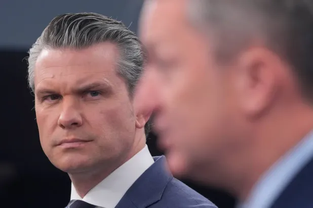 ABD Savunma Bakanı Pete Hegseth ve Genelkurmay Başkanı Dan Caine, Pentagon’da düzenlenen basın toplantısında basın mensuplarına açıklamalarda bulundu. (AP)