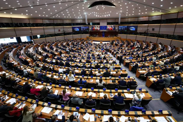 أعضاء البرلمان الأوروبي يحضرون جلسة للتصويت على تشريع يهدف إلى خفض الرسوم على المنتجات الأميركية في بروكسل (رويترز)