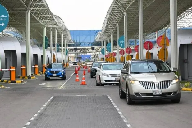 عدد من المركبات تستكمل إجراءات العبور في جسر الملك فهد الرابط بين السعودية والبحرين (واس)