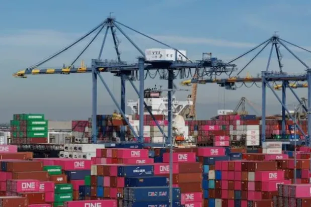 حاويات شحن مكدسة في «تيرمينال آيلاند» بميناء لوس أنجليس بالولايات المتحدة (رويترز)