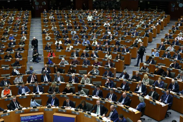 أعضاء البرلمان الأوروبي يحضرون جلسة عامة في بروكسل (رويترز)