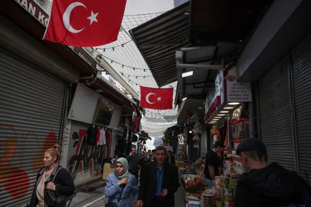 ارتفعت توقعات التضخم في تركيا مع ارتفاع حدة التوتر في الشرق الأوسط (رويترز) 