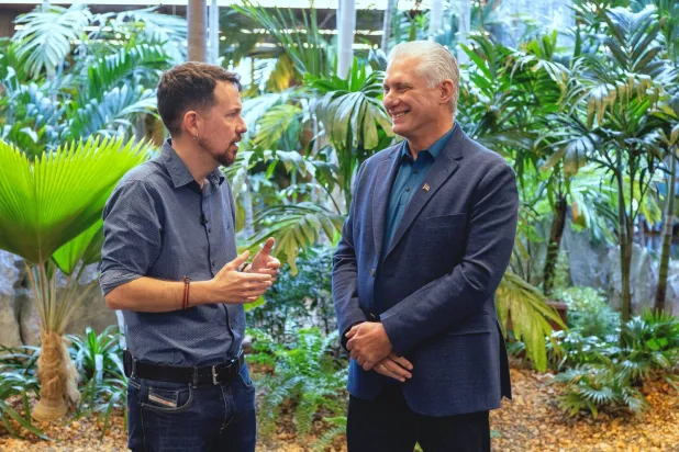 الرئيس الكوبي ميغيل دياز كانيل مع السياسي الإسباني اليساري بابلو إغليسياس داخل «قصر الثورة» في هافانا (رويترز)