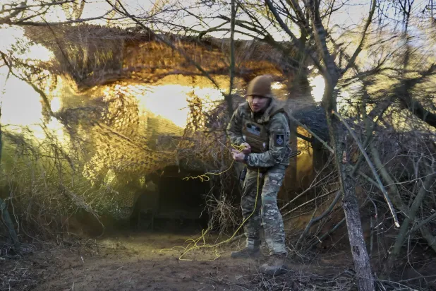 جندي أوكراني يطلق النار من مدفع «هاوتزر» باتجاه القوات الروسية على خط المواجهة في منطقة زابوريجيا بأوكرانيا يوم 18 مارس 2026 (أ.ب)