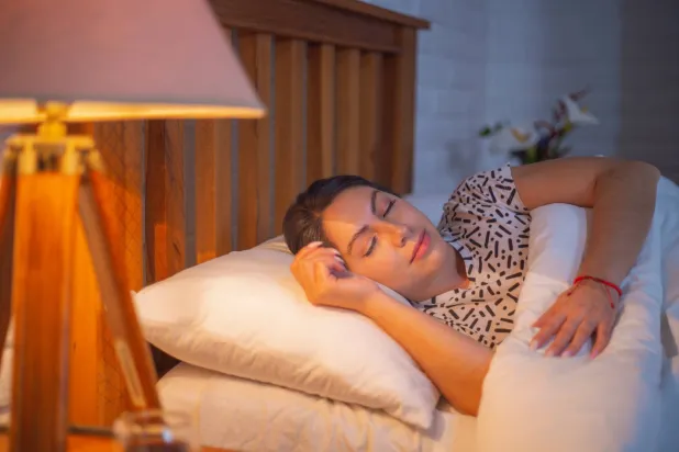 يمكن للأعشاب أن تساعدك على النوم، لكن عاداتك اليومية مهمة أيضاً (بيكسباي)