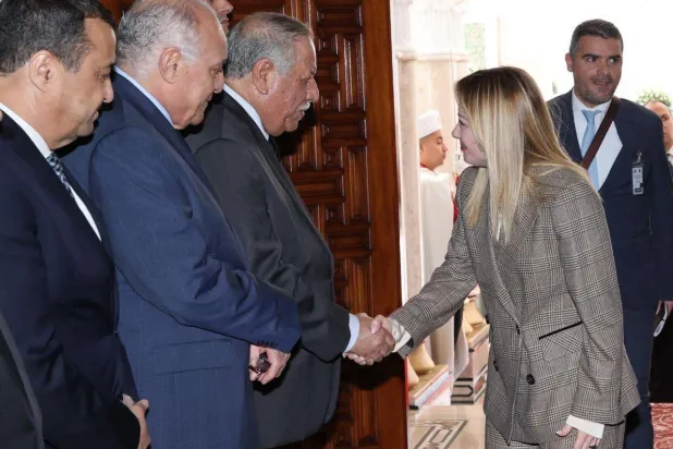 رئيسة الوزراء الإيطالية مع كبار المسؤولين الجزائريين (الرئاسة الجزائرية)