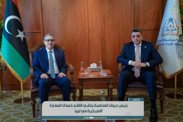 شكشك مستقبلاً القائم بأعمال السفارة الأميركية لدى ليبيا جيريمي برنت (ديوان المحاسبة الليبي)