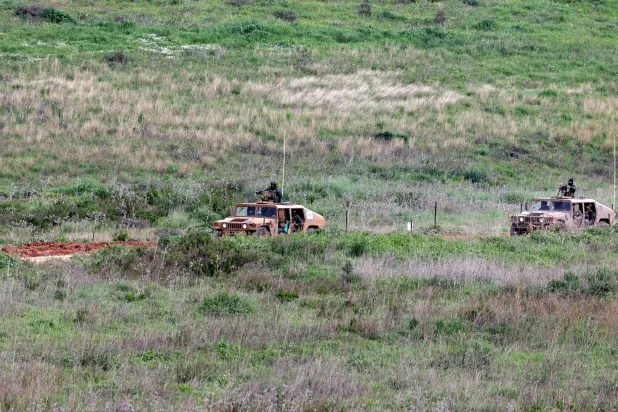 آليات عسكرية عند الحدود اللبنانية (إ.ب.أ)