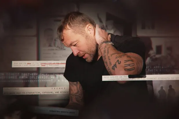 تنقل مخرج الفيلم مع البطل ليوثق رحلته في الكشف عن ماضي والده (الشركة المنتجة)