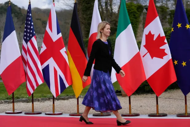 كايا كالاس مسؤولة السياسة الخارجية بالاتحاد الأوروبي تصل إلى اجتماع وزراء خارجية مجموعة السبع في سيرناي لا فيل خارج باريس 26 مارس 2026 (أ.ب)