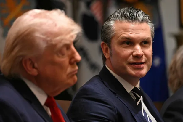 ترمب وإلى جانبه وزير الحرب بيت هيغسيث خلال اجتماع في البت الأبيض يوم 26 مارس 2026 (أ.ف.ب)