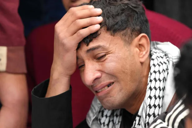 أحد أقارب جندي عراقي قتل في هجوم جوي على قاعدة الحبانية (أ.ف.ب)