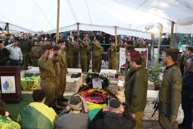 İsrail askerleri, 26 Mart 2026'da Kudüs'teki Herzl Dağı askeri mezarlığında 21 yaşındaki Çavuş Ori Greenberg'in cenaze töreninde (AFP)