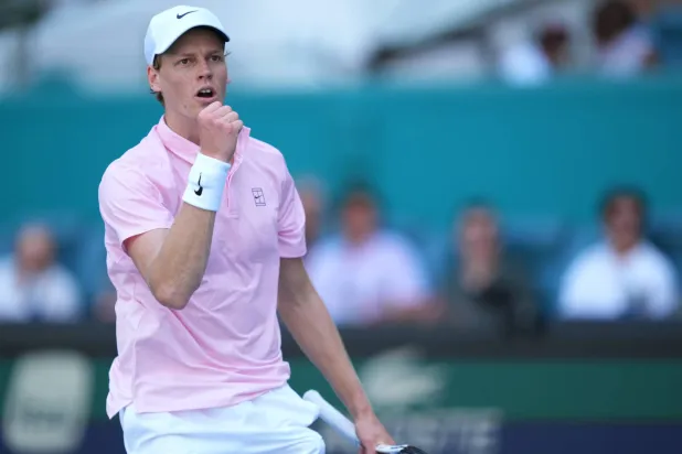 سينر محتفلاً بالفوز (أ.ب)