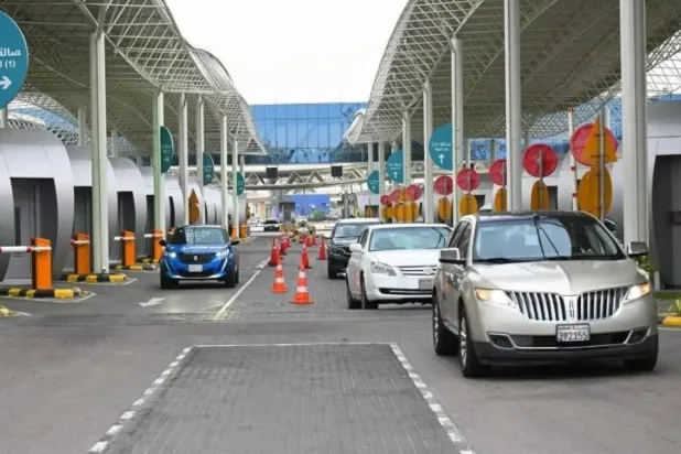 Vehicles complete crossing procedures on King Fahd Causeway linking Saudi Arabia and Bahrain (SPA)

