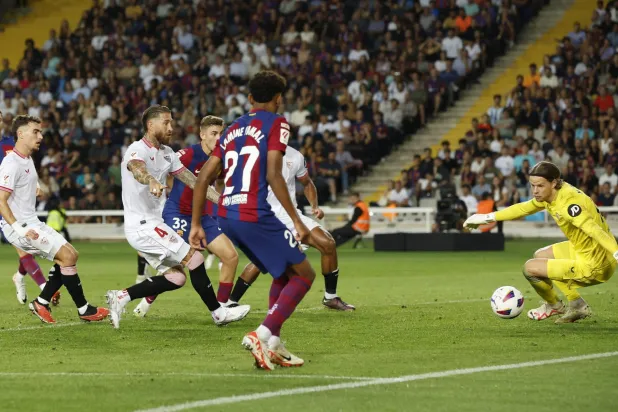 راموس إبان تمثيله إشبيلية في «الدوري الإسباني» (رويترز)