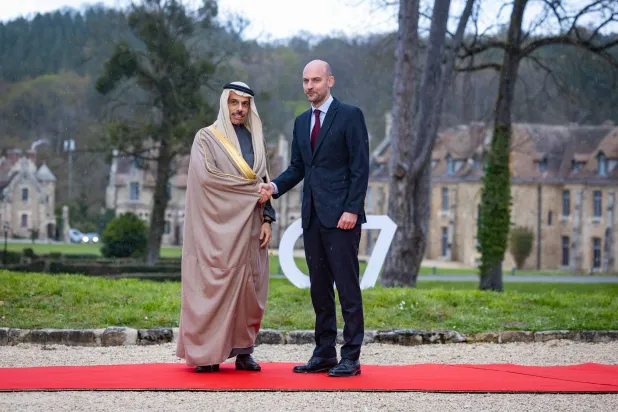 الوزير جان نويل بارو مستقبلاً الأمير فيصل بن فرحان بمقر الاجتماع في منطقة ڤو دي سيرني الفرنسية الخميس (الخارجية السعودية)