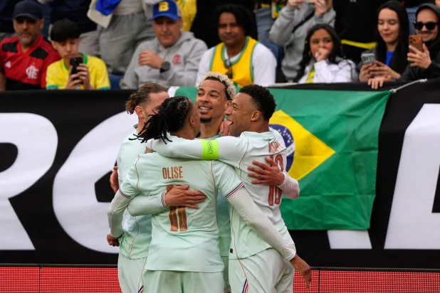 فرحة فرنسية بهدف مبابي (أ.ب)