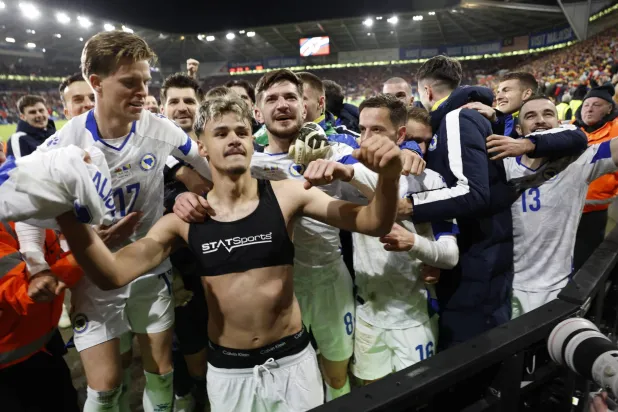 لاعبو المنتخب البوسني يحتفلون مع جماهيرهم (رويترز)