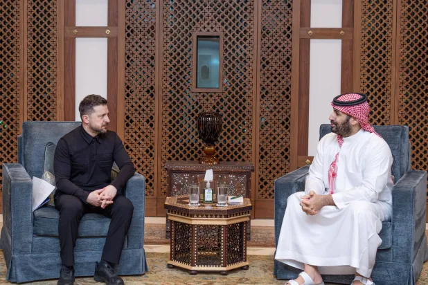 ولي العهد السعودي الأمير محمد بن سلمان لدى لقائه الرئيس الأوكراني فولوديمير زيلينسكي في جدة (واس)