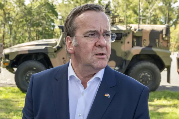 بوريس بيستوريوس وزير الدفاع الألماني خلال زيارته قاعدة عسكرية في بريسبان بأستراليا في 27 مارس 2026 (د.ب.أ)