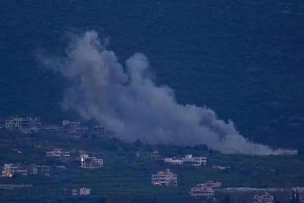 دخان يتصاعد بعد غارة إسرائيلية استهدفت قرية المنصوري كما شوهدت من مدينة صور في جنوب لبنان يوم 26 مارس 2026 (أ.ب)