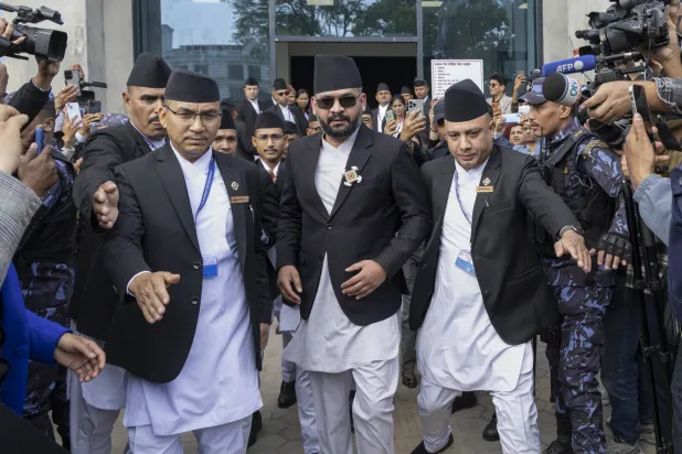 باليندرا شاه (35 عاماً) لدى وصوله لحضور مراسم أداء اليمين لأعضاء البرلمان النيبالي المنتخبين حديثاً في البرلمان الاتحادي في كاتماندو بنيبال 26 مارس 2026 (إ.ب.أ)