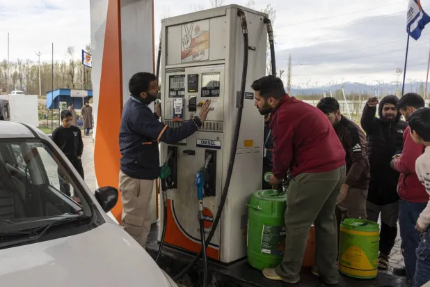 طابور أمام محطة بنزين وسط مخاوف من نقص الوقود في بولواما بالهند (د.ب.أ)