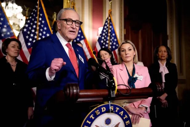 زعيم الديمقراطيين تشاك شومر في «الشيوخ» (أ.ف.ب)