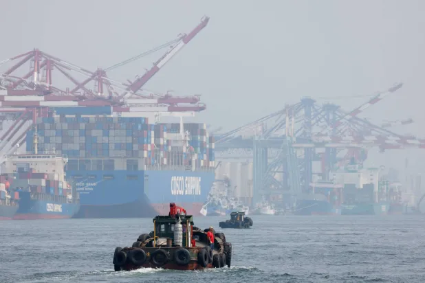 سفن شحن وسفن أخرى في ميناء كاوهسيونغ التايواني في 23 مارس 2026 (رويترز)