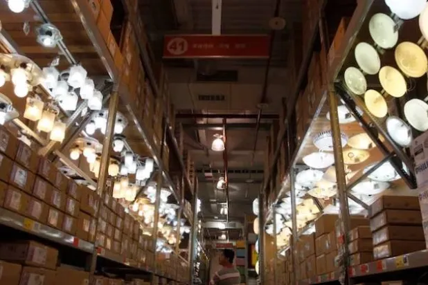 رجل يتجول في قسم المصابيح داخل مركز تسوق في تايبيه (أرشيفية - رويترز)