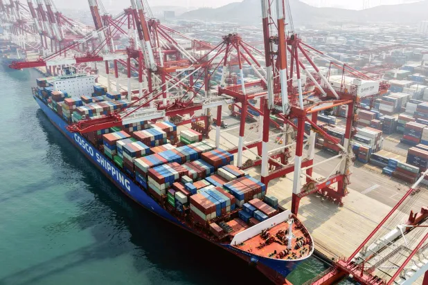 سفينة حاويات في ميناء قينغداو شرق الصين (أ.ف.ب)